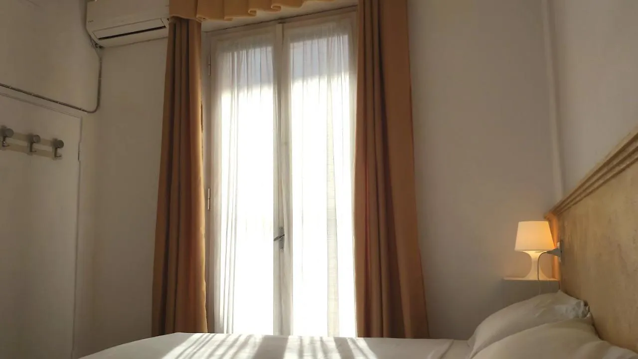 كاتوليكا Hotel Paris